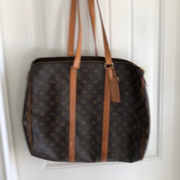 Louis Vuitton large bag. - Picture 2 of 7
